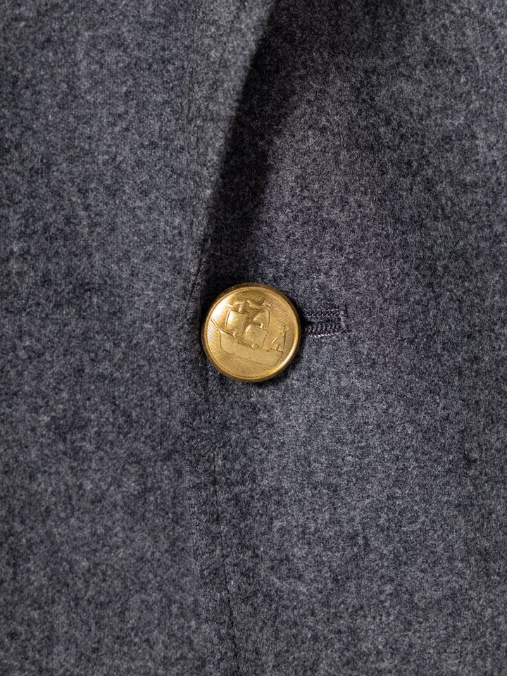 フランネルの生地と金ボタンの寄り